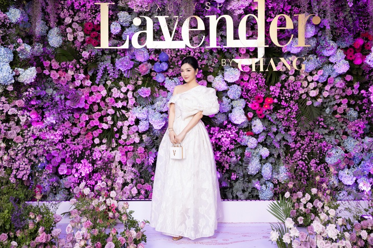 Hoa hậu Giáng My diện đầm trắng với thiết kế bồng xòe công chúa của nhà thiết kế Vungoc&son. "Hoa hậu không tuổi" diện một loạt phụ kiện hàng hiệu như vòng tay Chanel, hoa tai Dior, túi Versace, giày Chanel. Người đẹp giữ vững phong độ nhan sắc không tuổi với tone makeup ngọt ngào, trong veo