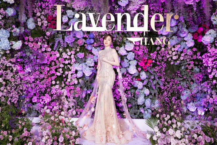 Ca sĩ Bảo Thy hóa thân thành nàng công chúa trong khu vườn cổ tích với đầm đính đá và hoa, thiết kế bồng xòe lộng lẫy. "Công chúa bong bóng" không hề giống với một mẹ bỉm dành toàn thời gian chăm sóc con