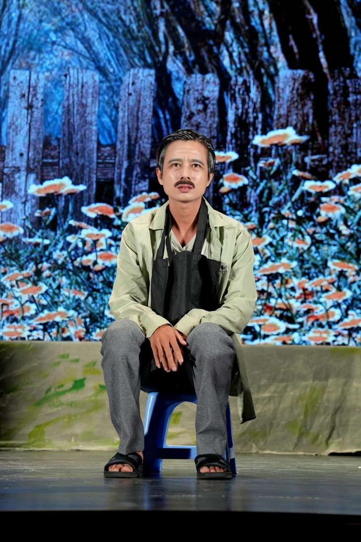 Tuấn Dũng đảm nhận vai Hai Đời - nhân vật mù lòa, làm nghề hát rong