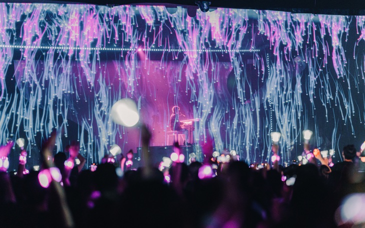 Sân khấu Người bình thường Concert được sắp đặt bố cục tinh tế để “miêu tả" về nhân vật chính Vũ Cát Tường: Giấy viết nhạc, cây bút, hộp nhạc và đàn piano, dàn nhạc công trong chương trình góp phần hoàn thiện tổng thể của sân khấu này