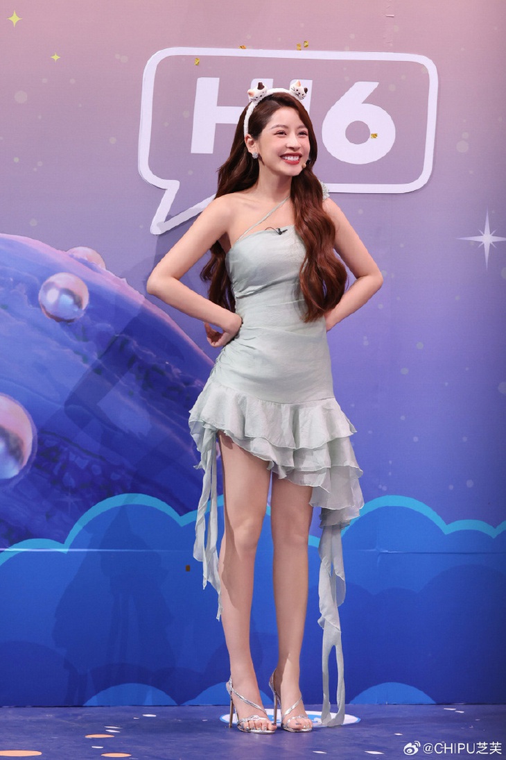 Visual "10 điểm không có nhưng" của Chi Pu trong game show mới