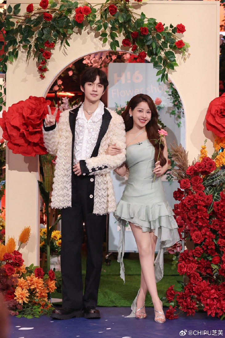 Chi Pu "tay trong tay" về chung đội cùng Trương Nhan Tề