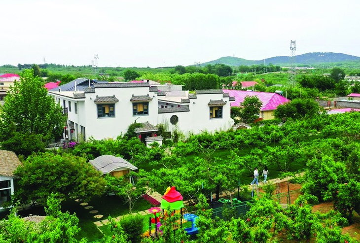 Du khách tham quan vườn cây của một homestay cao cấp ở làng Feishizhuang, Qinhuangdao, tỉnh Hà Bắc phía bắc Trung Quốc, ngày 5-6-2023. Ảnh: Tân Hoa xã