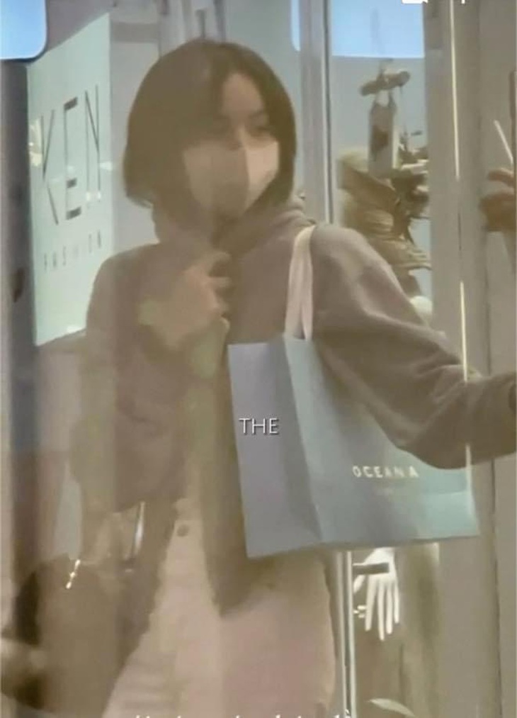 Loạt ảnh Lisa dạo phố mua sắm tại Sài Gòn gây sốt cõi mạng Việt - Ảnh 5.