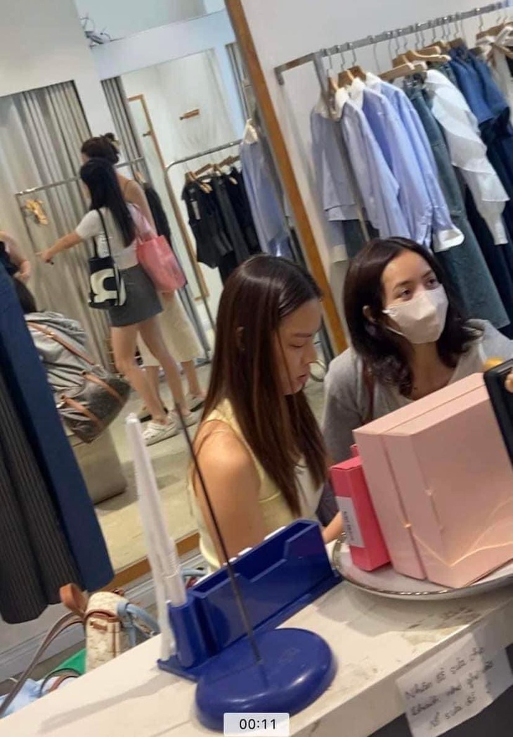 Hình ảnh cận mặt Lisa tại cửa hàng thời trang được chia sẻ