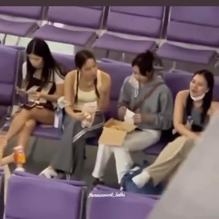 Khoảnh khắc hiếm hoi, Lisa tháo khẩu trang để lộ gương mặt xinh đẹp