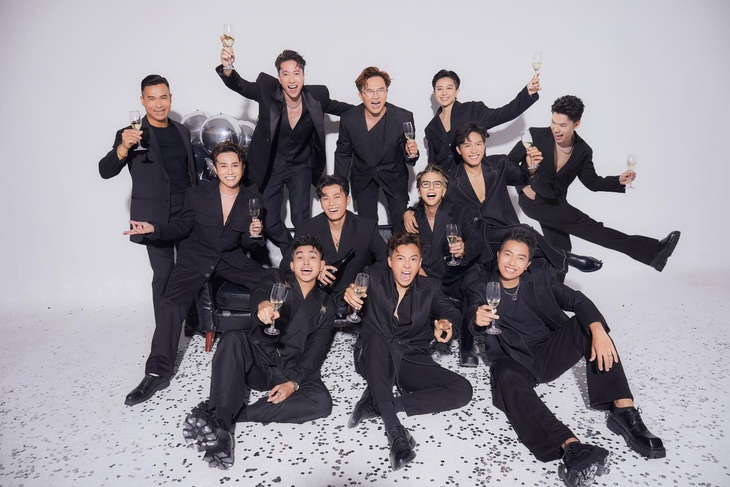 Và không quên bày tỏ biểu cảm hạnh phúc, vui mừng khi người bạn thân thiết đón ngày trọng đại.