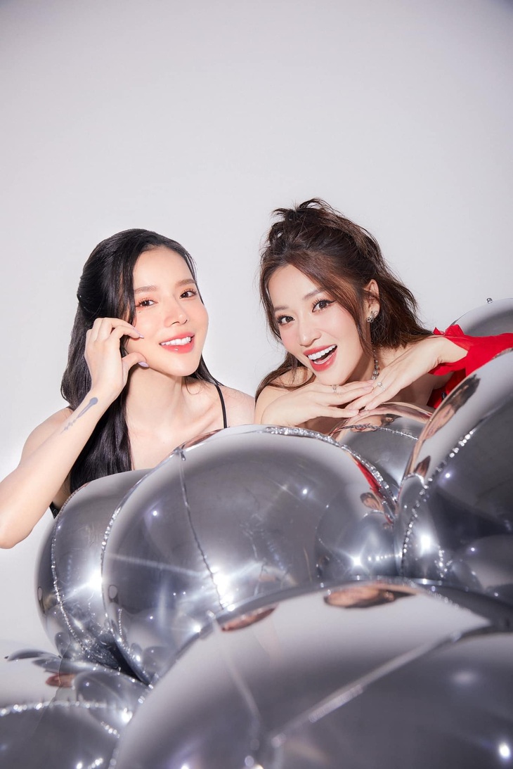 Lyly xinh xắn rạng rỡ bên cô dâu Puka