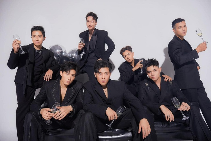 Hội mỹ nam nhà chú rể Gin Tuấn Kiệt bảnh bao với vest đen