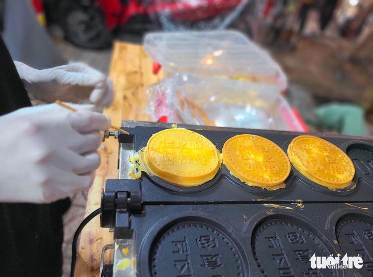 Bánh đồng xu đang "khuynh đảo" bao tử giới trẻ - Ảnh: NHẬT XUÂN