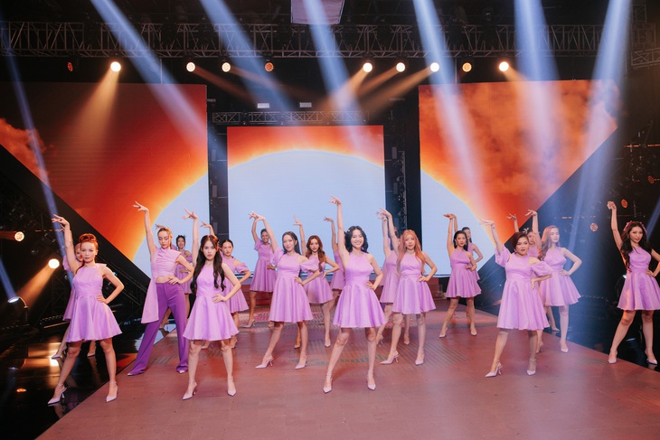 Dàn "chị đẹp" khoe vũ đạo chuyên nghiệp trong MV Nơi bình minh đầy nắng.