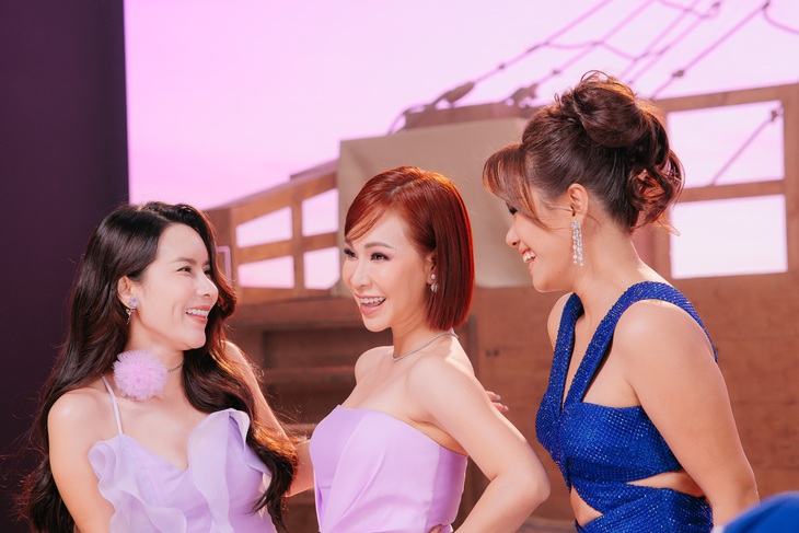 Vẻ đẹp của 30 "chị đẹp" được khai thác trọn vẹn trong mọi khung hình, gây ấn tượng ngay ánh nhìn đầu tiên.