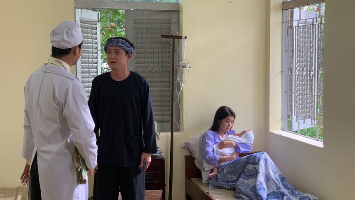 Thành Khôn hài hước trêu ghẹo gọi Đàm Phương Linh là "cô Ba báo" vì hễ quay cùng là cảnh mưa