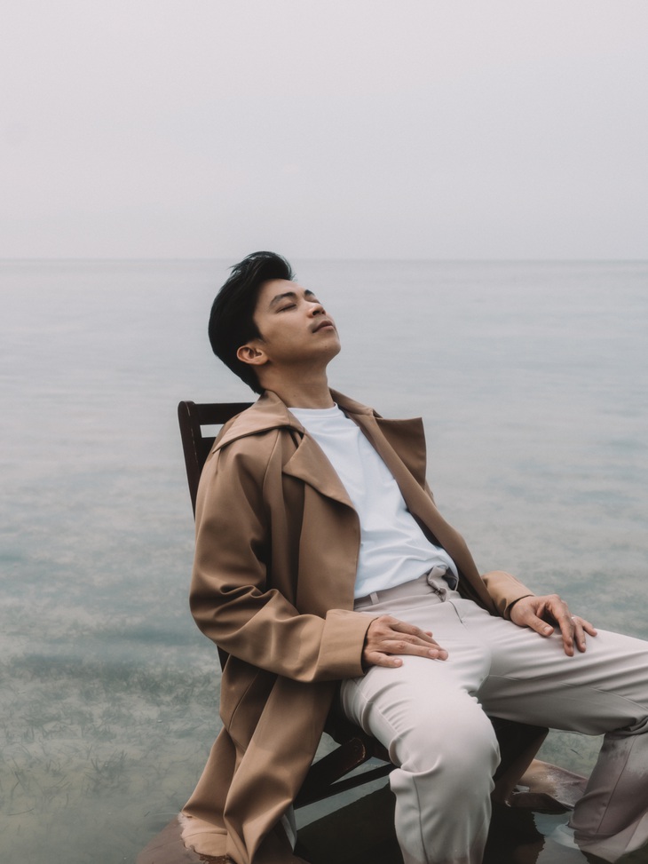 Chàng ca sĩ đứng ngoài trend nhưng luôn có chỗ đứng nhất định trong lòng khán giả.