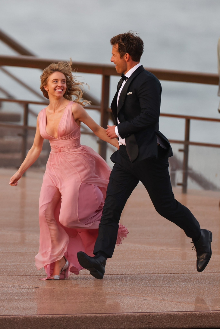 "Bom sex" Sydney Sweeney tái xuất màn ảnh rộng với 'Anyone but you' - Ảnh 8.