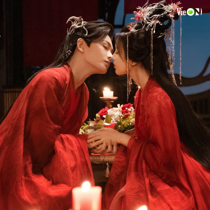 Là cặp đôi cưới nhiều nhất nhì màn ảnh Hoa ngữ, những phân cảnh trong trang phục tân lang - tân nương của Sơ Không và Tường Vân đều lọt “hot search” trên các diễn đàn.