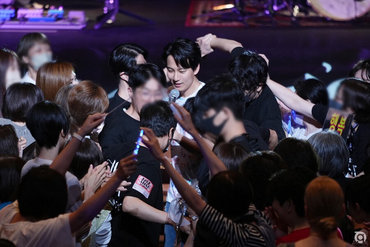 Kim Nam Gil trong vòng tay khán giả