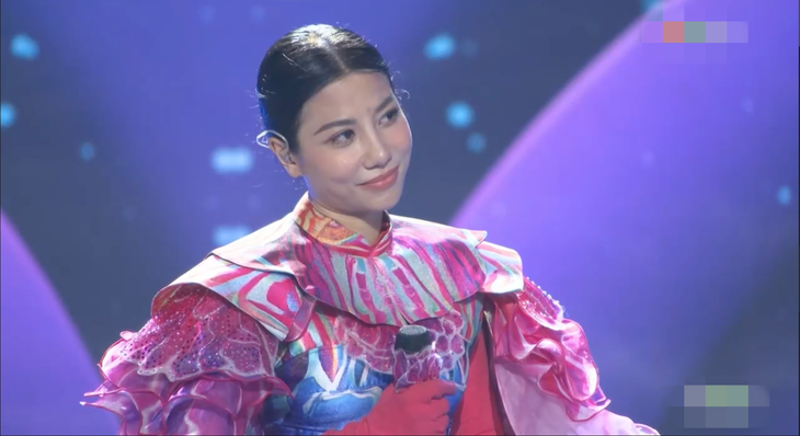 Sứa Thủy Tinh lộ diện là cô gái "vừa ăn kẹo vừa hát" Phượng Vũ 