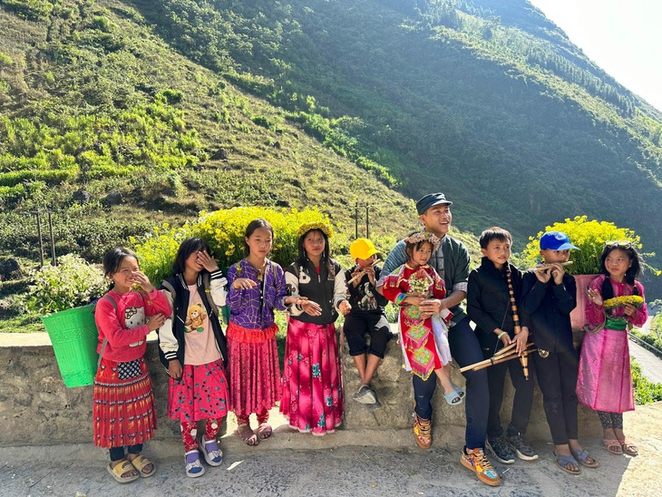 Quách Beem và các em bé Hà Giang rực rỡ trong váy thổ cẩm