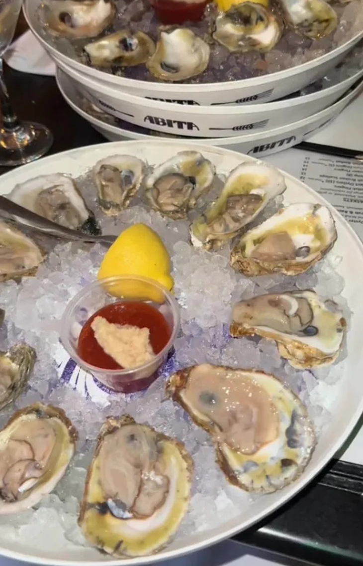 Mỗi dĩa hàu có 12 con. Equana ăn "sương sương" 4 dĩa thôi?!