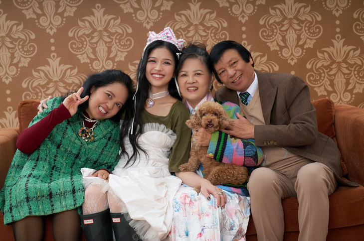 Khó khăn lớn nhất với Suni Hạ Linh là việc thuyết phục cả nhà cùng "lên đồ" vì đã rất lâu, ba mẹ của nữ ca sĩ không đứng trước ống kính