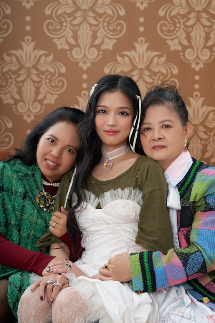 Bộ ảnh như một lời cảm ơn mà Suni Hạ Linh dành tặng mẹ - người đối với cô không khác gì “nữ siêu anh hùng”