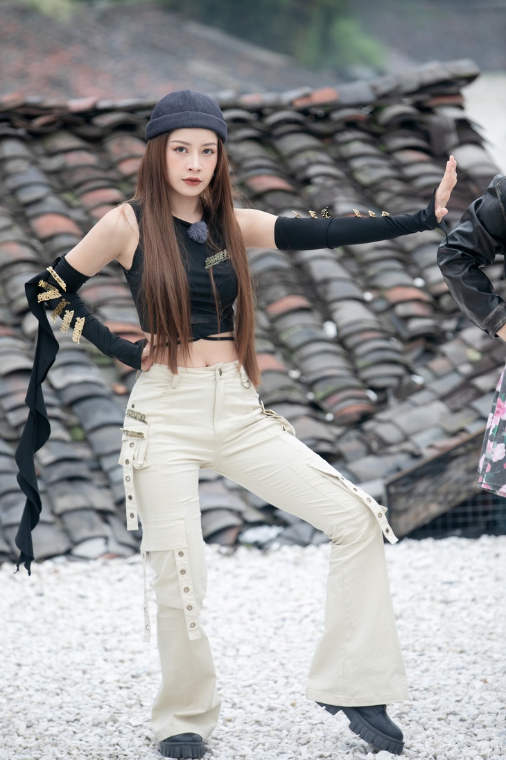 Chi Pu khoe loạt huy hiệu đang được gắn vào 2 cánh tay áo và quần khiến dàn cast cười nghiêng ngả 