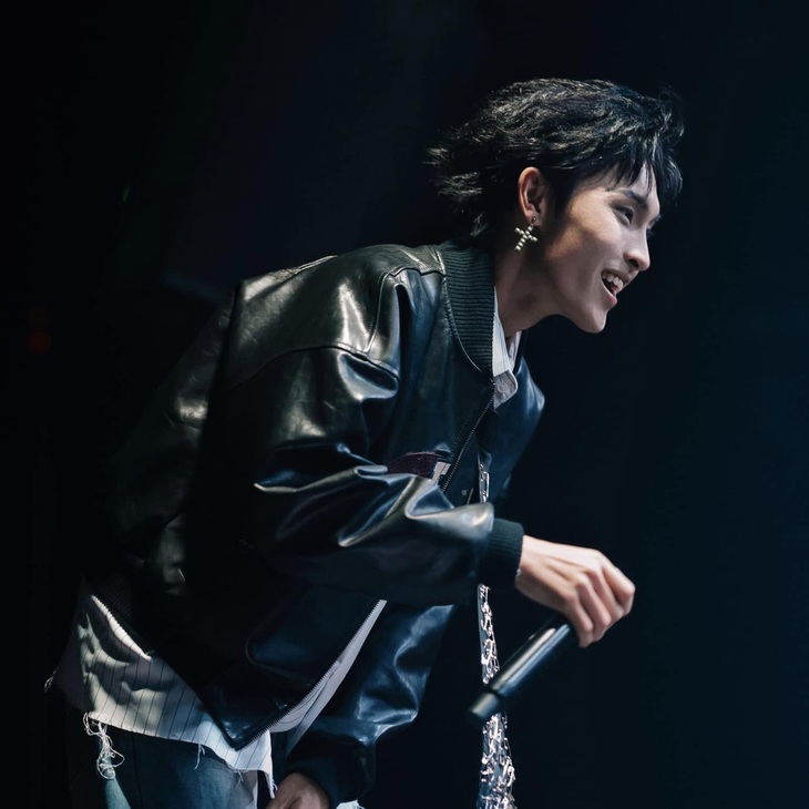 Khán giả không chỉ mê mẩn giọng hát lẫn âm nhạc đầy cá tính của Wren Evans mà còn “u mê” trước nhan sắc của chàng ca sĩ Gen Z