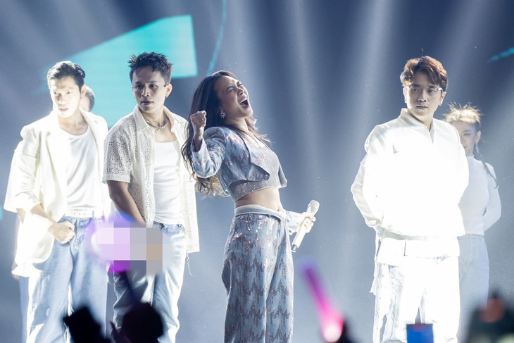 "Chị đại Vpop" biến hình trong một nốt nhạc với layout nóng bỏng, khoe vòng eo con kiến