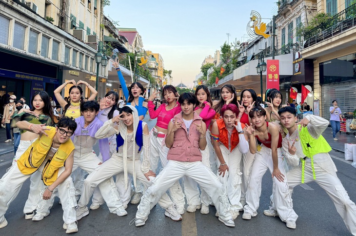 Nhóm nhảy B-Wild.