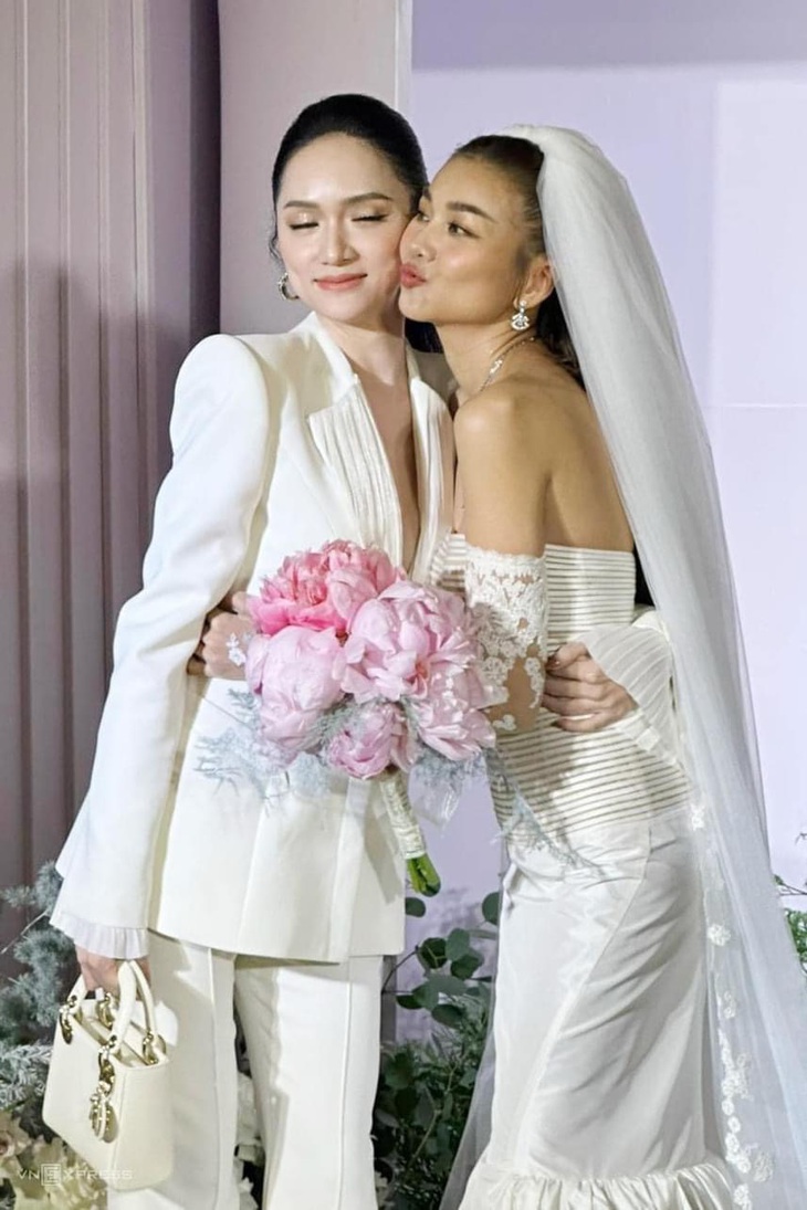 Hương Giang diện đồ trắng thanh lịch mừng "cô dâu tháng 10" Thanh Hằng