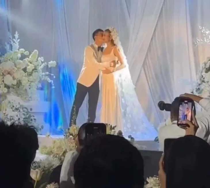 Cặp đôi trao nhau nụ hôn mật ngọt