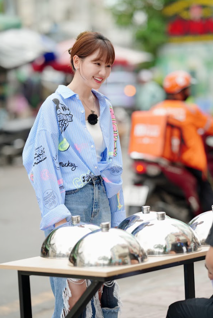 Bà xã Trấn Thành sẽ cùng các nghệ sĩ Hàn Quốc khám phá TP.HCM và tham gia các thử thách từ chương trình.