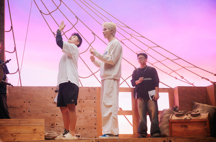 Đạo diễn Đinh Hà Uyên Thư cùng Denis Đặng