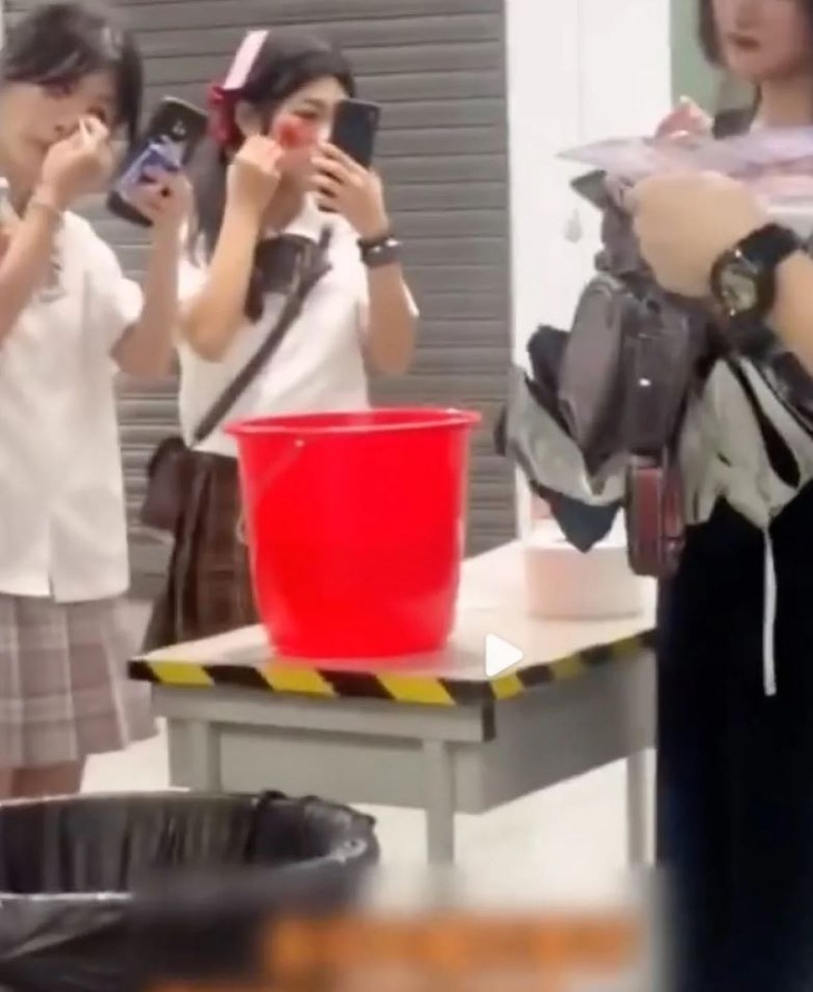 Video clip gây sốt quay lại cảnh hành khách phải tẩy trang trước lối vào ga điện ngầm