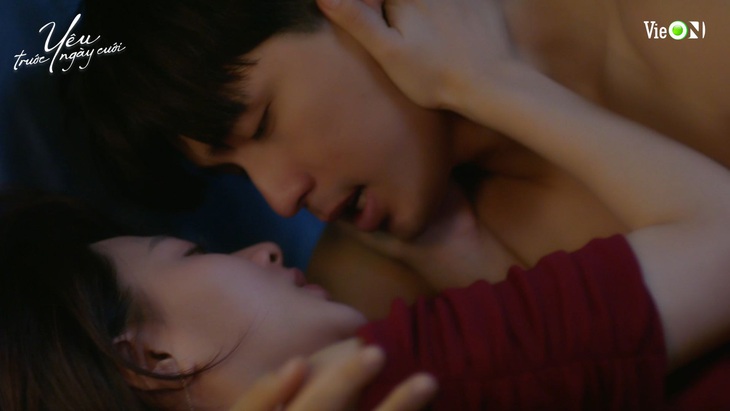 Quốc Anh hào hứng cho biết đây là bộ phim đầu tiên anh được đóng cảnh nóng nhiều như thế.