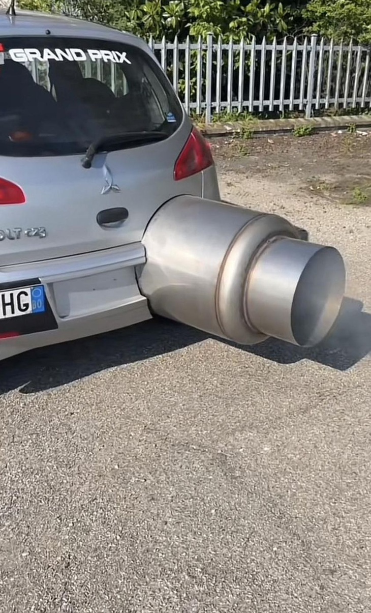 Hình ảnh phát ra âm thanh gây chia rẽ tình làng lối xóm