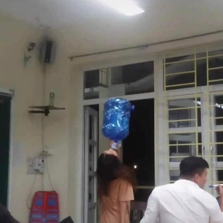 Một bình là 20 lít nước, một ngày chỉ cần 2 lít nước. Uống vậy đủ cho 10 ngày rồi