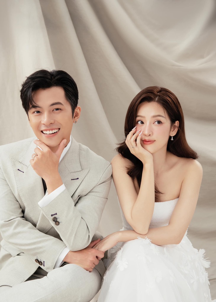 Cặp đôi tạo nhiều biểu cảm dễ thương nhưng không quên nắm chặt tay đầy ngọt ngào