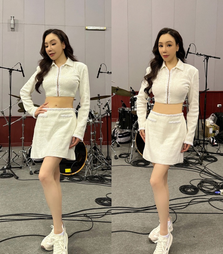 Vóc dáng thon thả, vòng eo không chút mỡ thừa, đôi chân dài thẳng như "kiếm nhật" là vẻ đẹp khó tin của giọng ca 43 tuổi