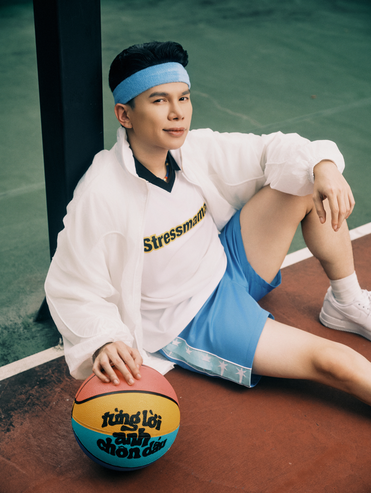 Tạo hình của Hoàng Tôn trong Performance Video Từng lời anh chôn dấu