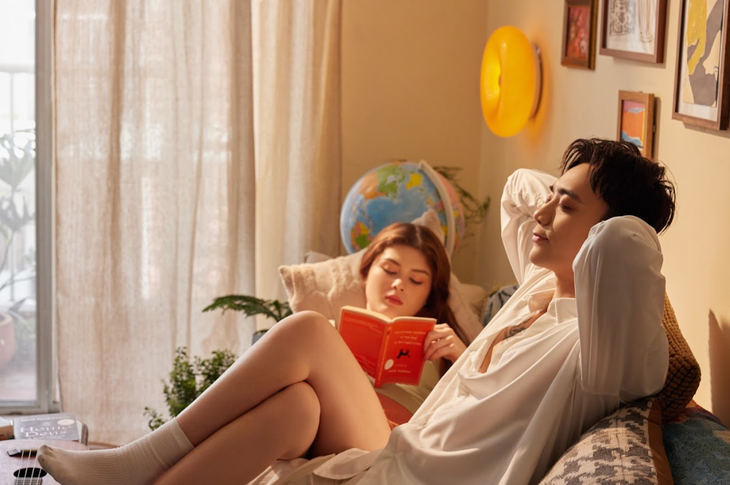 SOOBIN đã thành công giúp người nghe có cơ hội thả mình vào một thành phố ngập tràn những điều lãng mạn và quên đi những mệt mỏi sau một ngày làm việc