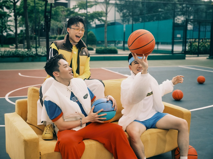 Nụ cười tỏa nắng và sự hòa hợp của ba chàng trai mang đến cảm giác vui tươi, tích cực cho người xem