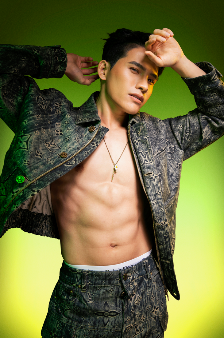 Quốc Thiên đã có một hành trình dài đầy mồ hôi, nỗ lực, hiện nam ca sĩ sở hữu thân hình 6 múi lực lưỡng cùng một tinh thần tràn đầy năng lượng để comeback 