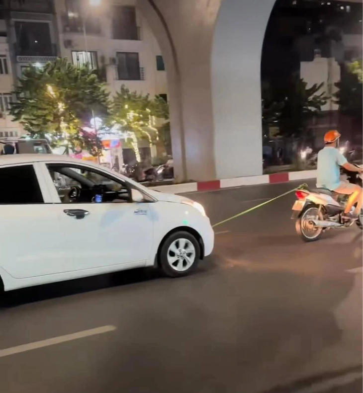 Xin mời các nhà vật lý học, động lực học, không muốn... học vào phân tích giúp