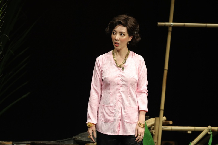 Thu Trang nhập vai bà cô miền Tây ưa màu mè, ồn ào