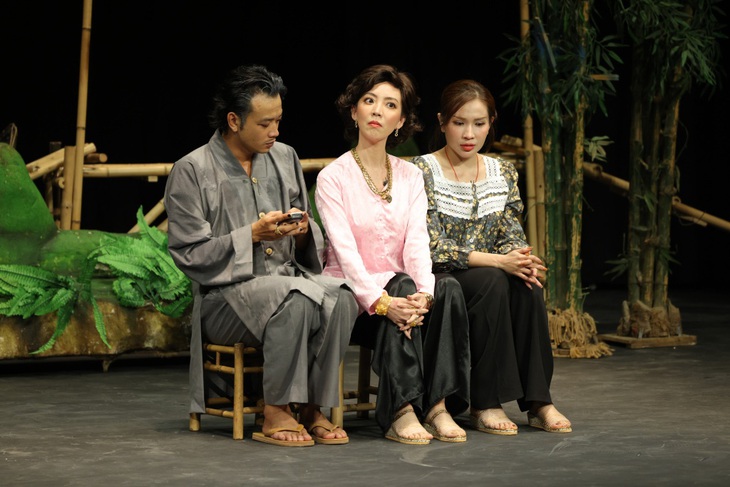 Thu Trang - Hoàng Phi - Khả Như tung hứng cực hài với tình huống "ai cũng muốn vị trí center"