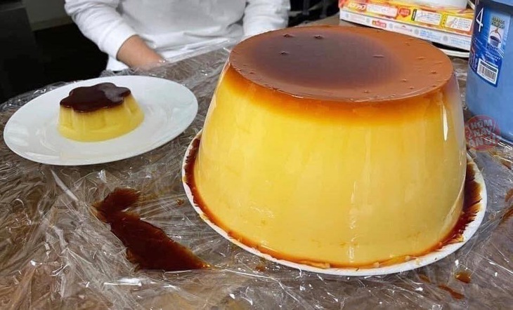 Em ăn ít lắm, chỉ một chiếc bánh flan thôi.