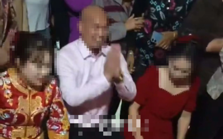 Chú rể vừa khoe bái đường với 2 cô dâu đã bị "nghiệp quật"