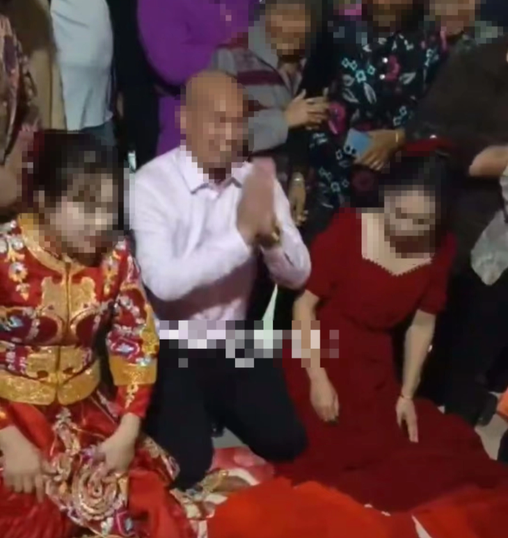 Hình ảnh bái đường gây tranh cãi của chú rể và hai cô dâu.